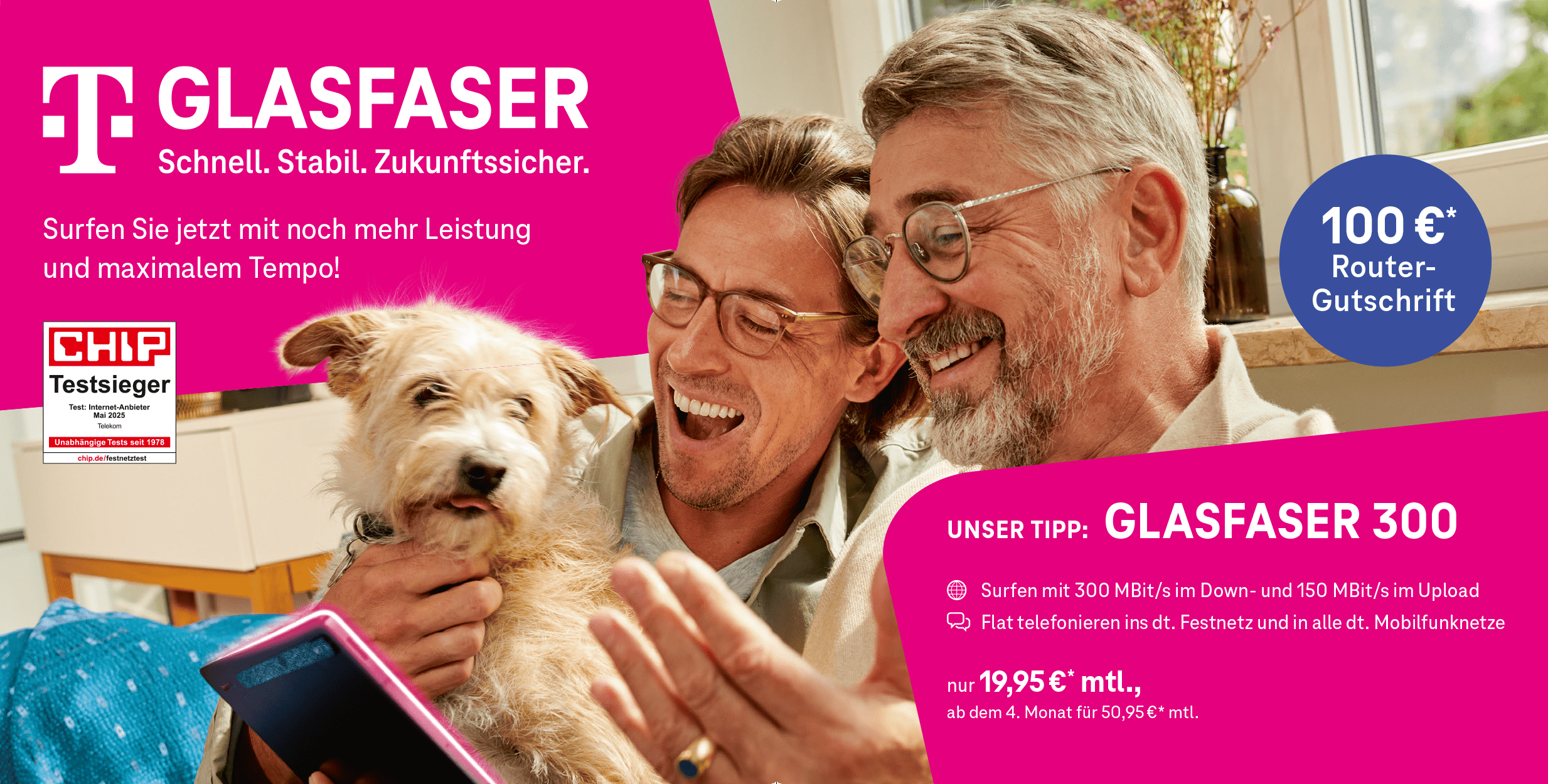 Zwei Männer mit Hund am Tablet; Telekom Glasfaser 300: 300/150 MBit/s, 19,95 € mtl., 100-€ Router-Gutschrift.